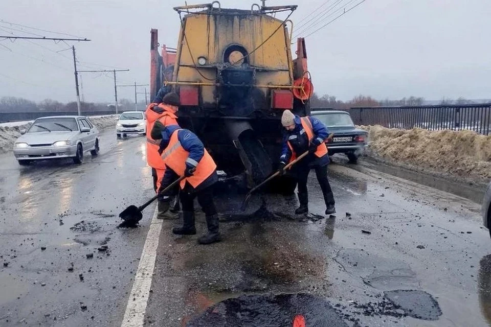 В Липецке продолжается ямочный ремонт во время зимней оттепели