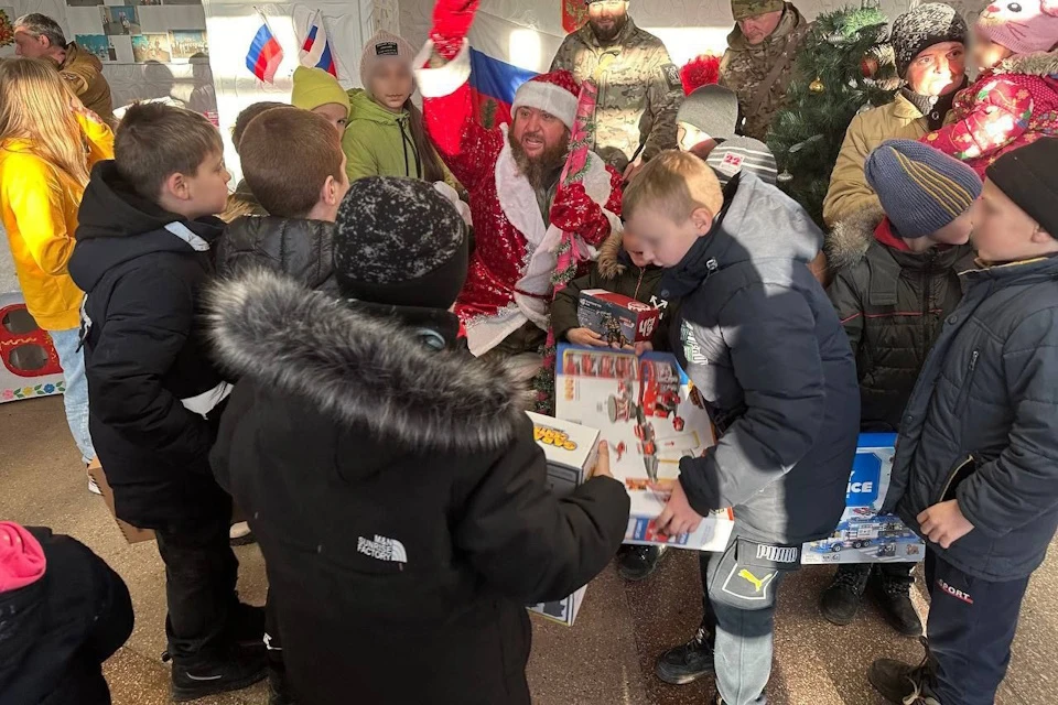 Мэр Пятигорска привез новогодние подарки для детей поселка Счастливое Фото: министерство культуры Херсонской области.