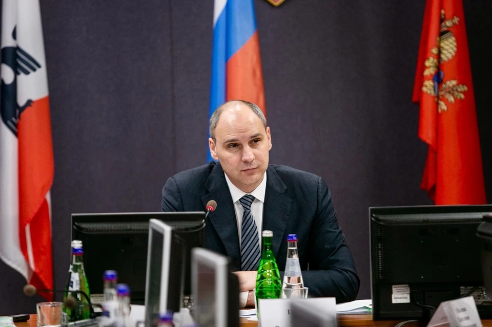 Глава региона отметил, что деньги на дороги чиновники научились просить, осталось еще научиться вовремя убирать снег. Фото: страница в ВК Дениса Паслера
