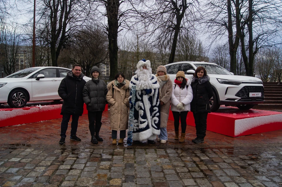 Возле стоящих на подиуме белоснежных красавцев-автомобилей можно и сфотографироваться, и Деда Мороза встретить.