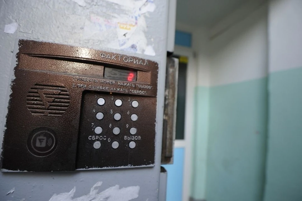 В Новосибирске неизвестные ходили по квартирам с просроченными удостоверениями