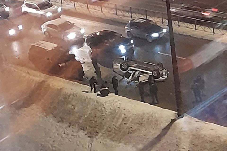 Автомобиль такси опрокинулся на проспекте Большевиков в Петербурге. Фото: ДТП и ЧП