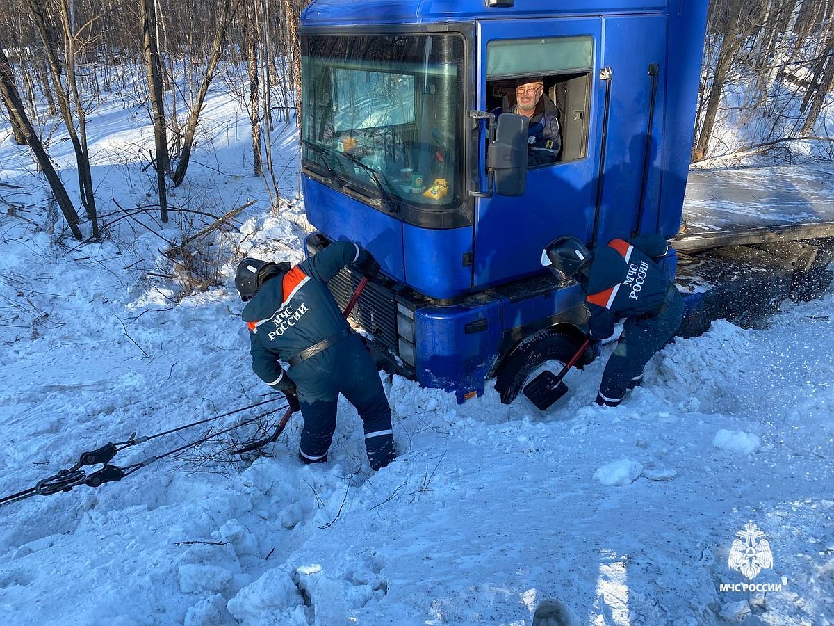 Ослепленный слетел в кювет: спасатели вытащили водителя фуры на  комсомольской трассе, который провел там всю ночь - KP.RU