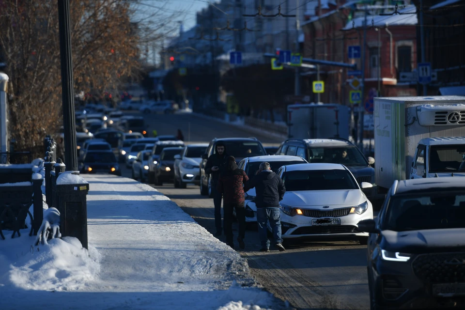 Проезд в Ленинский район Смоленска перекрыт из-за аварии на перекрестке.