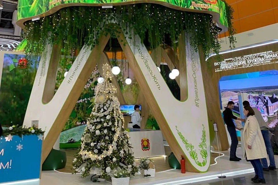 В Москве нарядили новогоднюю елку региональными игрушками