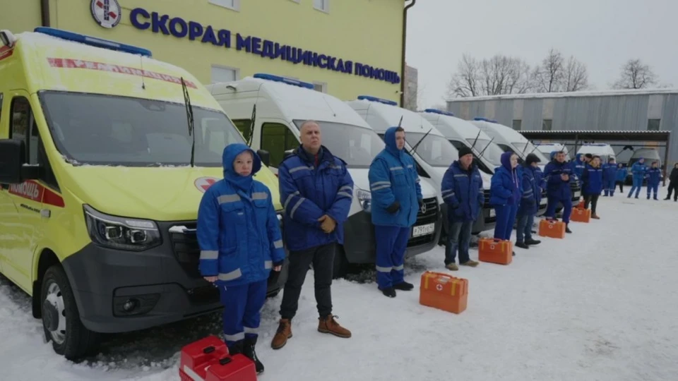 Калужским медикам передали 16 автомобилей скорой помощи