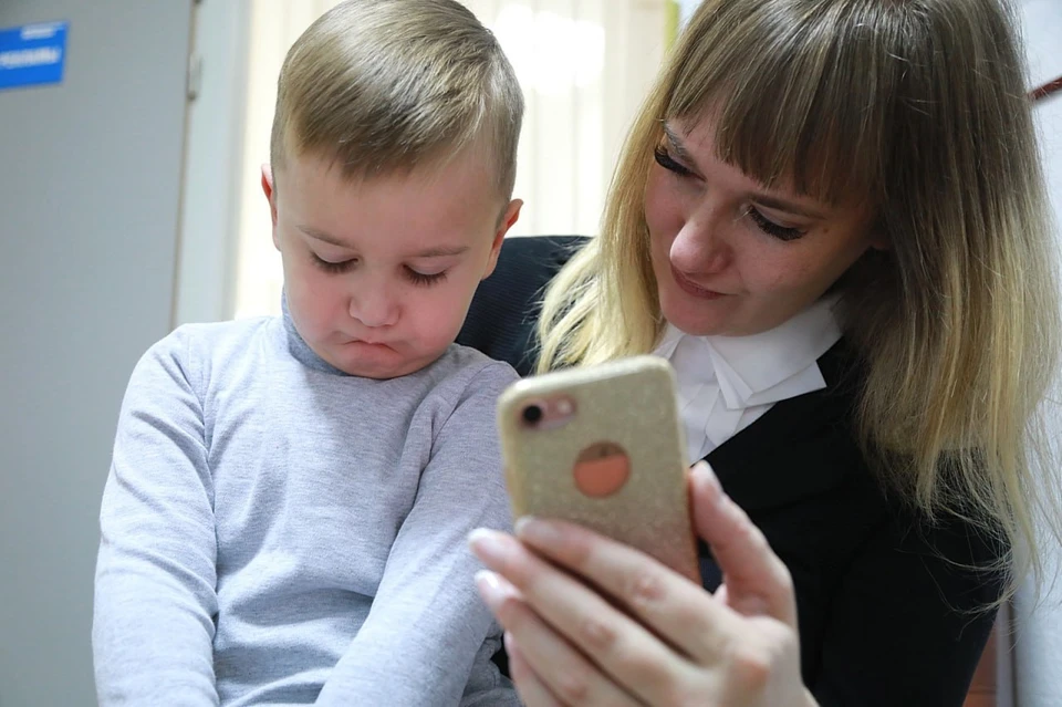 Время пользования телефонов нужно ограничивать. Не только для ребенка, но и для взрослого.