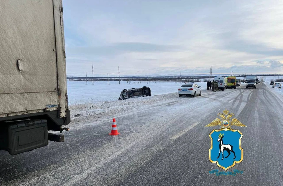 В аварии пострадал водитель отечественной легковушки.