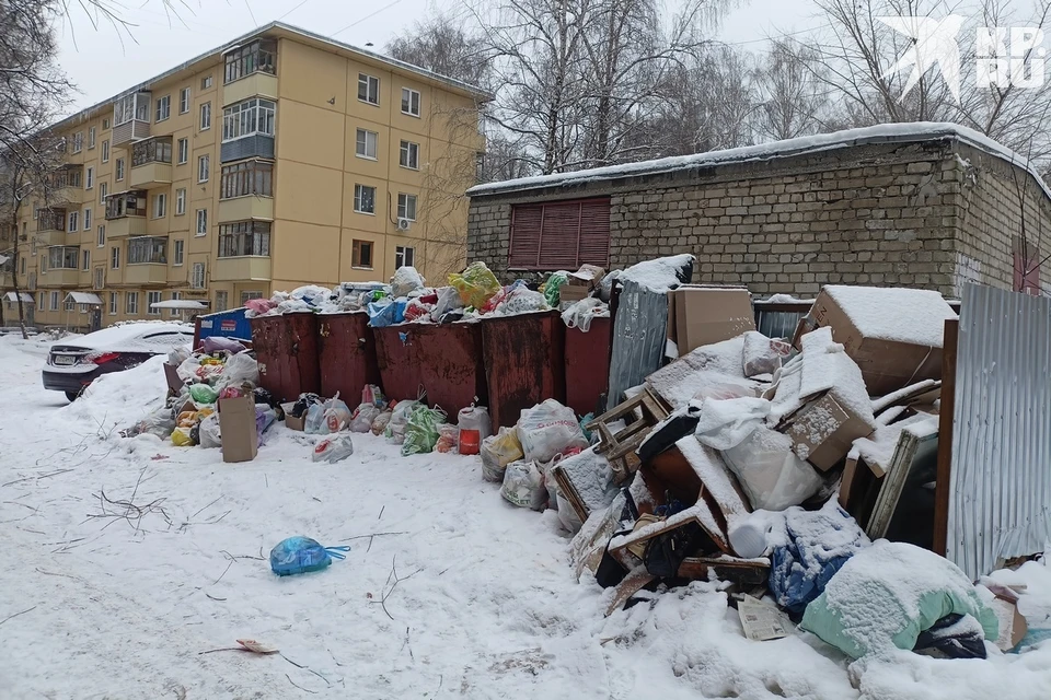 Площадка на Островского, 31 корп. 1 - лишь одна из многих проблемных. Препятствий для вывоза мусора здесь нет, а мусорные завалы то и дело возникают.