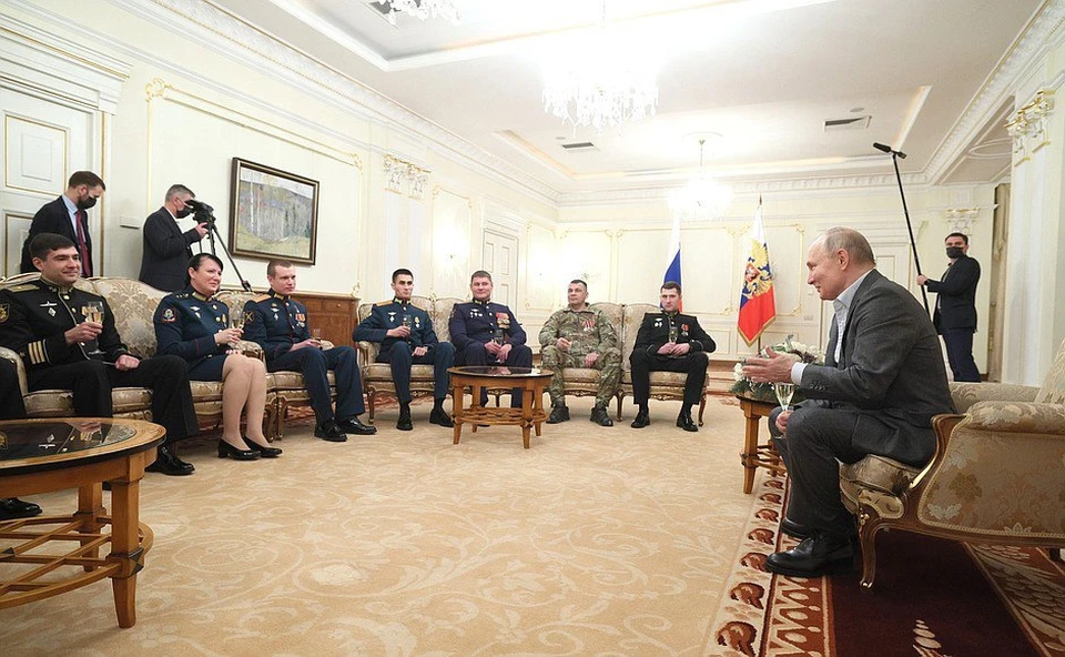 Верховный Главнокомандующий приехал в свою резиденцию в Ново Огарево, где его ждали танкисты, десантники, спецназовцы, мотострелки. Фото: kremlin.ru