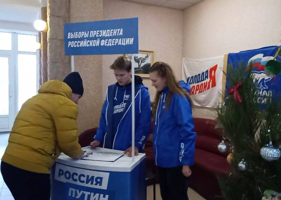 Жители Железного порта массово отдают свои подписи в поддержку Владимира Путина. ФОТО: реготделение "Единой России" в Херсонской области