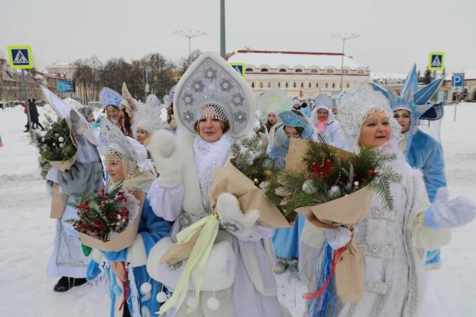 В параде снегурочек приняли участие более 500 красавиц из городов и районов Башкирии. Фото: пресс-служба администрации Уфы