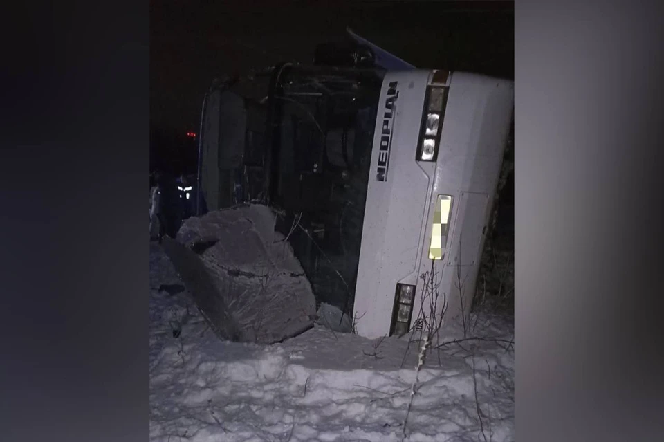 Автобус из Нижнего Новгорода перевернулся на трассе в Чувашии. Фото: СУ СКР по Чувашской республике.