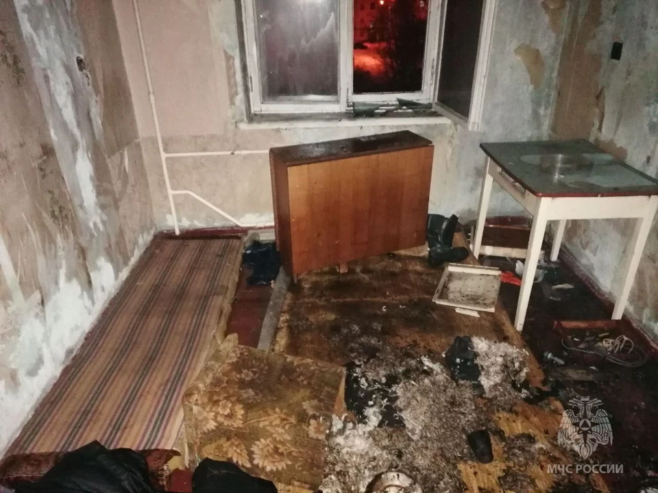 Фото: Сотрудники МЧС спасли 58-летнего хозяина загоревшейся квартиры пятиэтажного дома