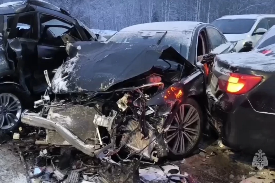 В аварии на М-11 столкнулись 50 машин. Фото: МЧС России