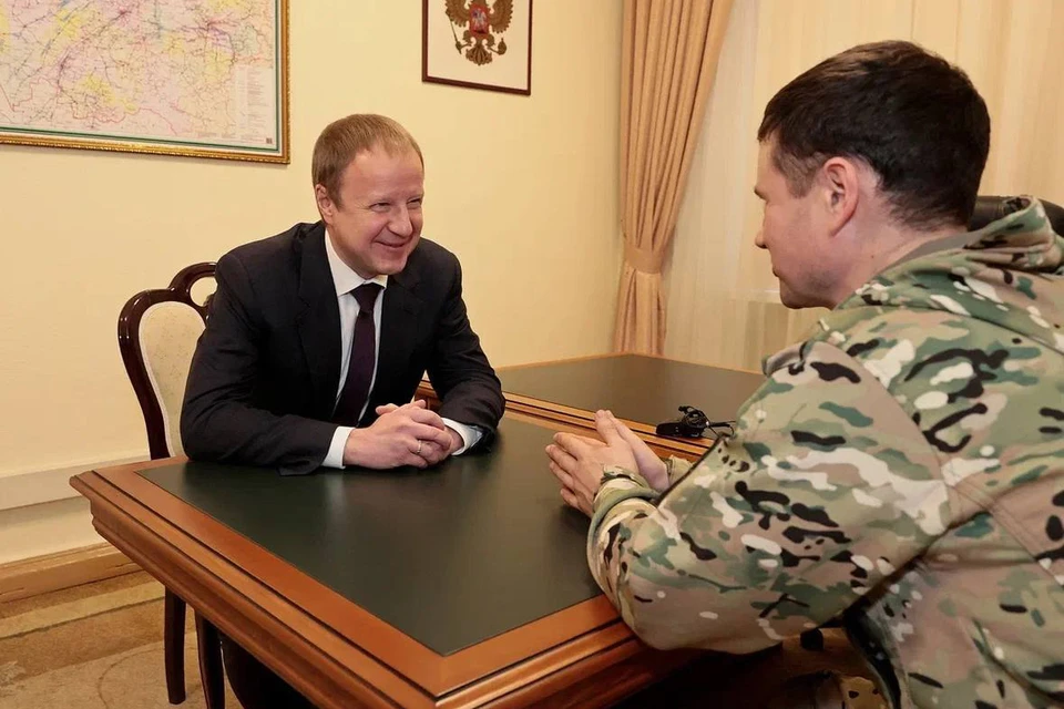Глава края передал сослуживцам бойца слова поддержки. Фото: t.me/tomenko_22
