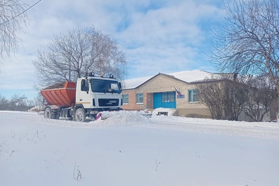 В селе Чугинка Станично-Луганского района коммунальщики убирают на спецтехнике снег с дорог. Фото - администрация Станично-Луганского района