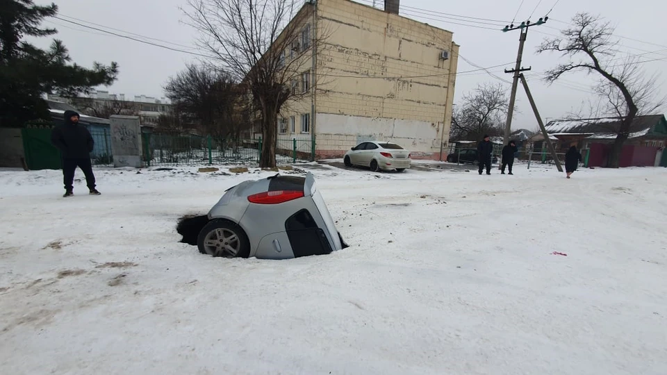 Авто почти полностью ушло под землю. Фото: "Азовводоканал"