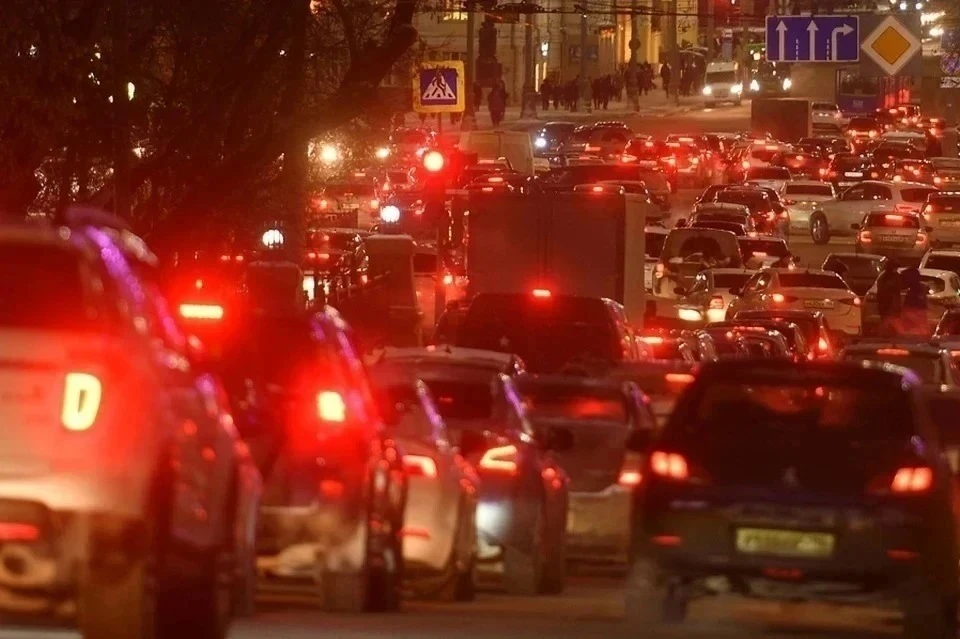 Челябинские автомобилисты снова встали в пробках после работы