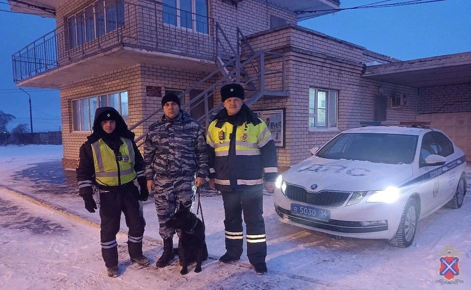 Полицейские спасли ребенка.