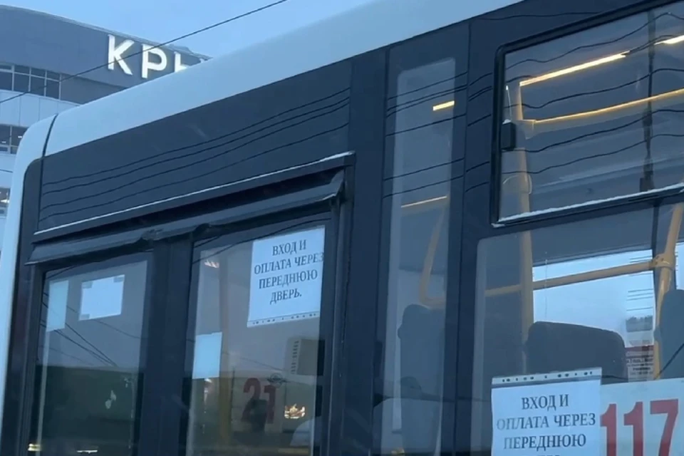 Пассажиров просят оплачивать проезд на входе. Фото: скрин с видео vk.com/atpkirov