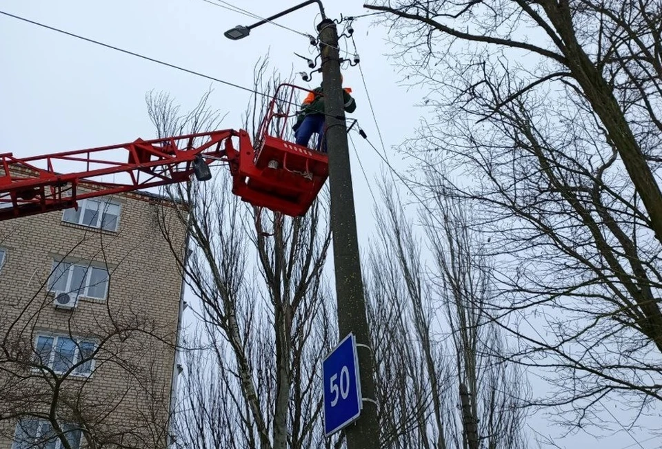 В Бердянске восстанавливают уличное освещение. Фото - телеграм-канал городской администрации