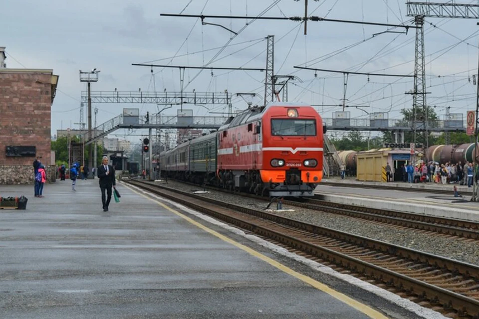 Перрон железнодорожного вокзала