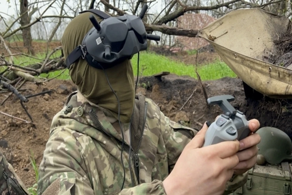 Запускать дрон можно из любой точки, а боеприпас достигает цели в кратчайшие сроки.