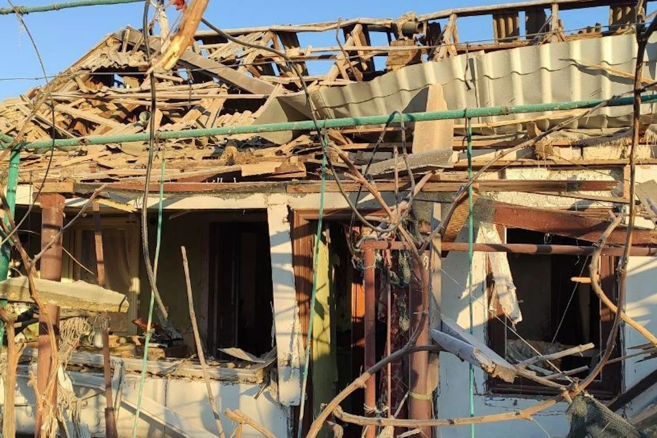 В Днепрянах разрушено несколько домов мирных жителей после удара ВСУ Фото: Новокаховская администрация