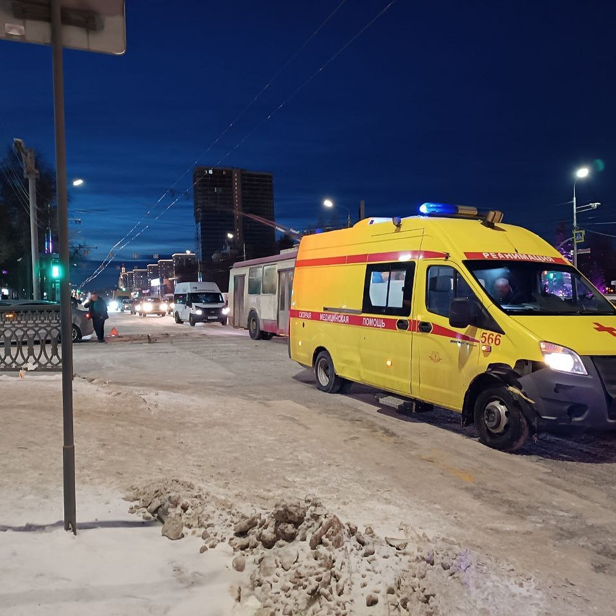 В центре Челябинска машина скорой помощи столкнулась с двумя автомобилями -  KP.RU