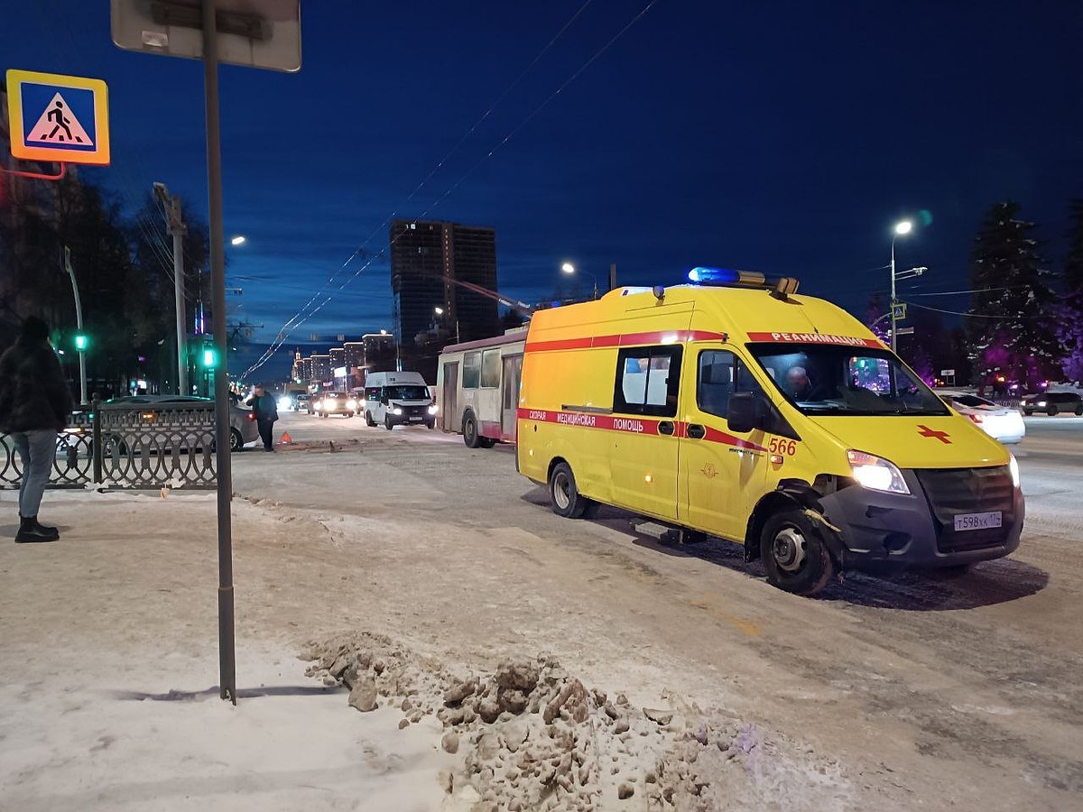 В центре Челябинска машина скорой помощи столкнулась с двумя автомобилями -  KP.RU