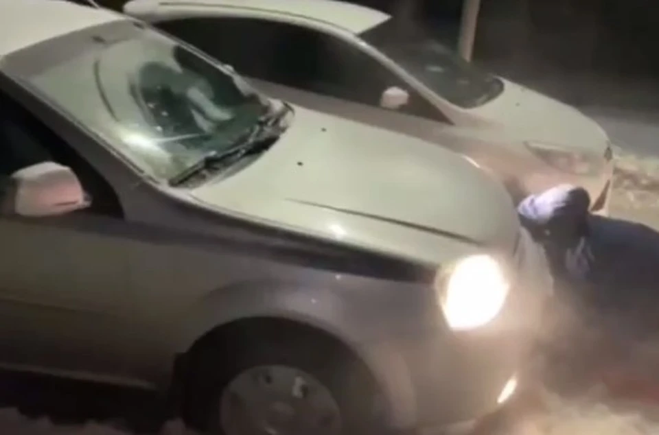 Автомобили встали прямо на проезжей части