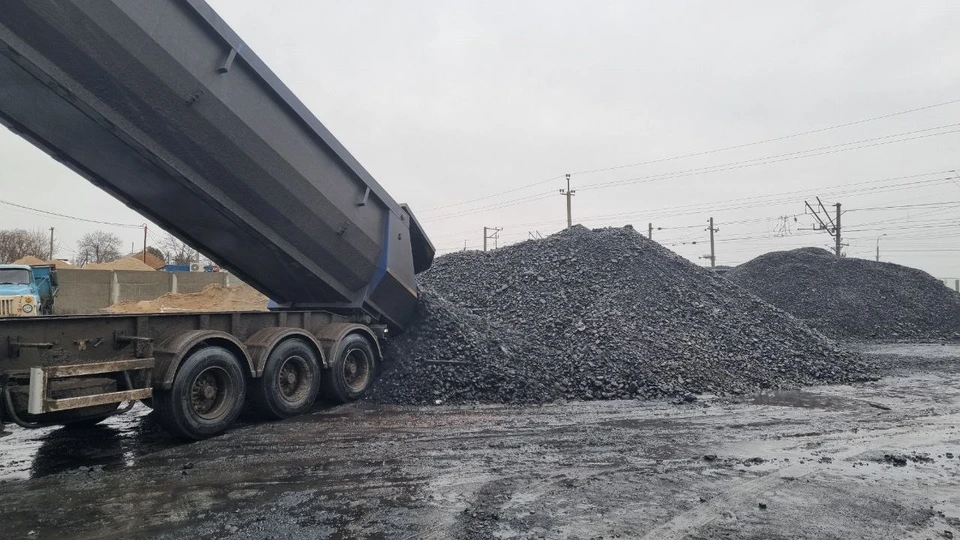 Жители получают бесплатный уголь ФОТО: Администрация Генического округа