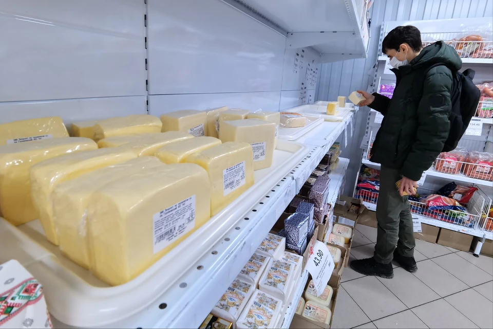 В Ульяновске двое мужчин вынесли из двух магазинов сыры и дезодоранты
