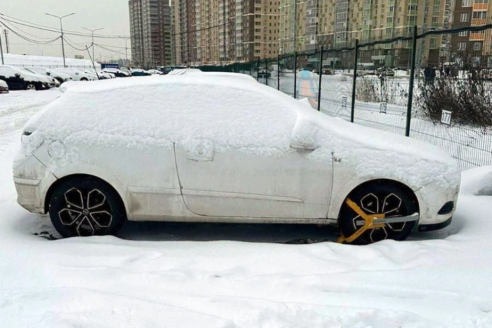 На авто Opel в Люберцах надели блокиратор колес за неоплату парковки. Фото: «Мои Люберцы»