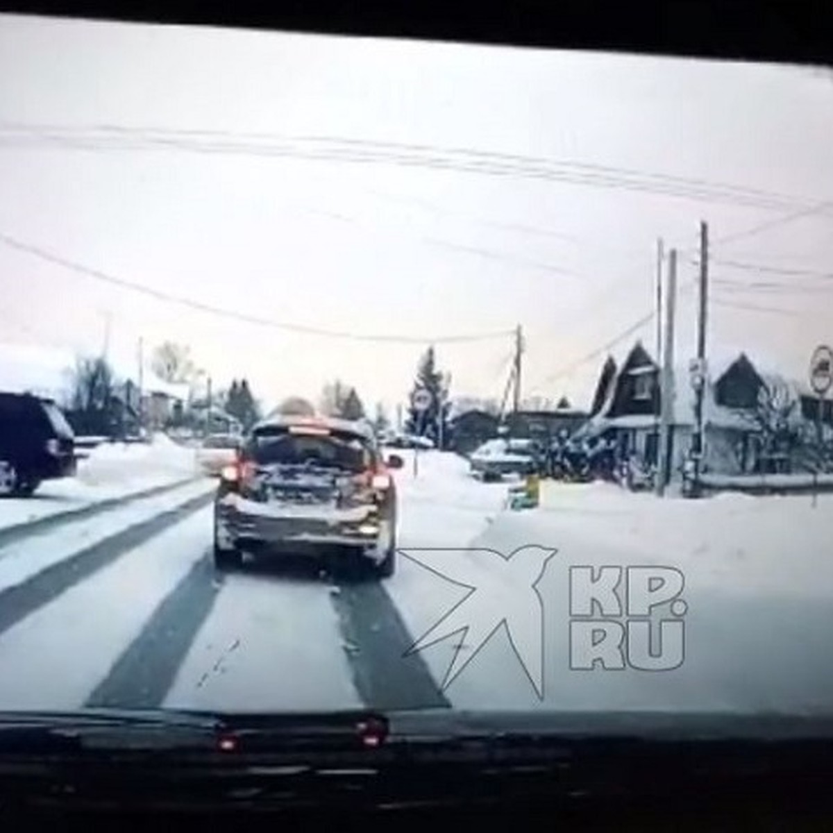 Ребенка спасло чудо: по Сети разлетелось шокирующее видео опасной зимней  забавы «на снегокате за машиной» - KP.RU