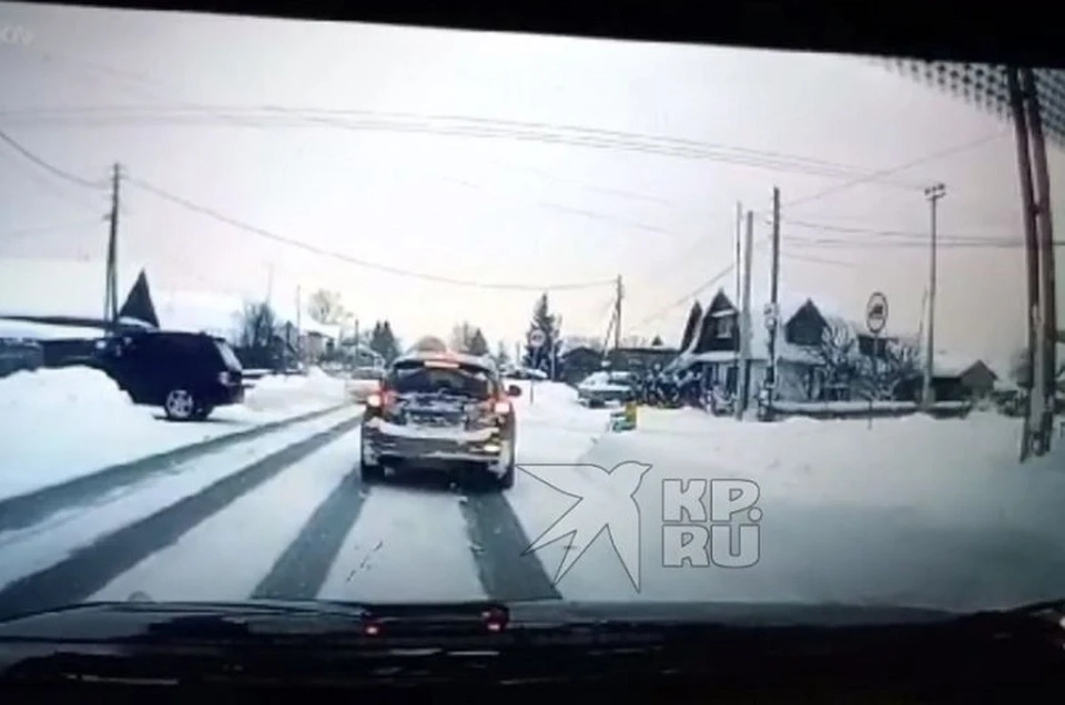 Водитель машины не увидел ребенка из-за сугробов. Фото: скриншот с видео читателя "КП"