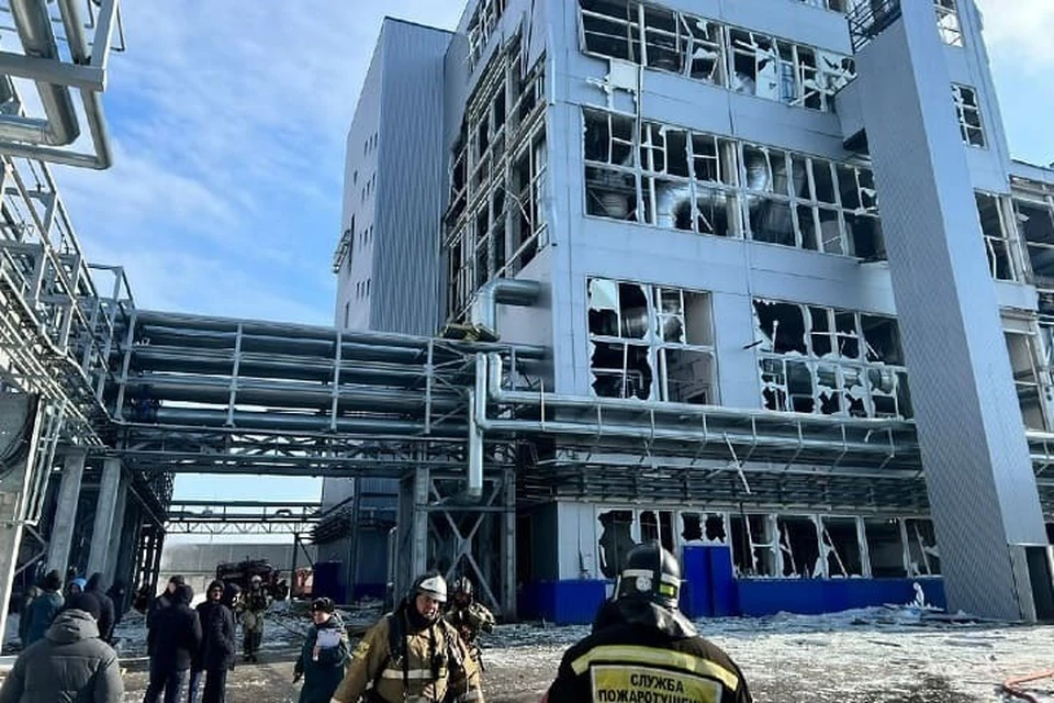 Во время пожара на полиэфирном заводе в Шахтах пострадали девять человек. Фото: читатель «КП — Ростов-на-Дону».