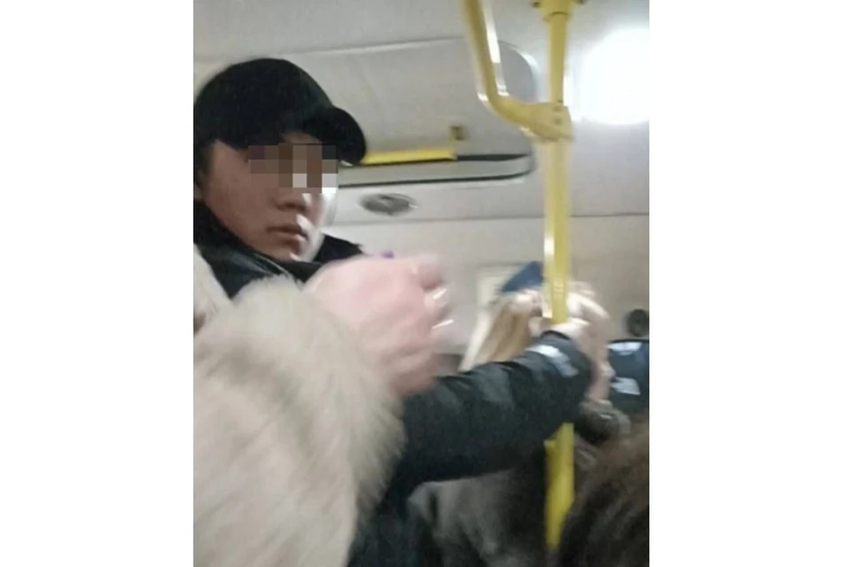 Петербуржцы пожаловались на мужчину, пристававшего к женщинам в маршрутке. Фото: t.me/yanino