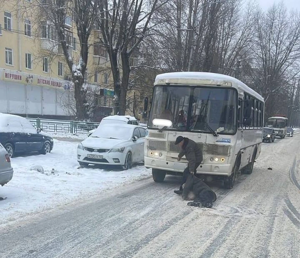 В Калуге водитель автобуса оттащил сбитого пешехода с дороги, а после уехал  - KP.RU