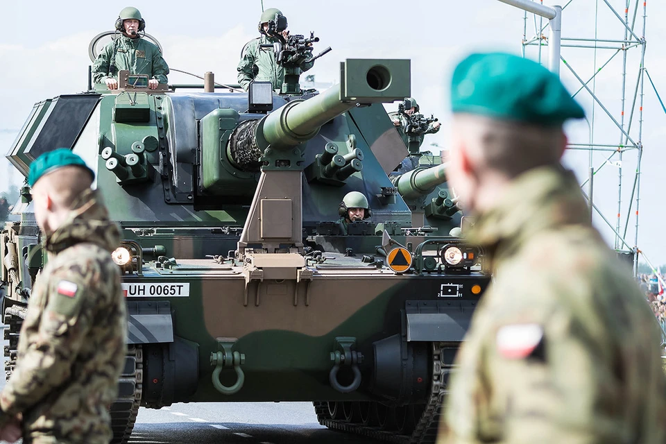 Бронетехника НАТО на военном параде в Варшаве, Польша.