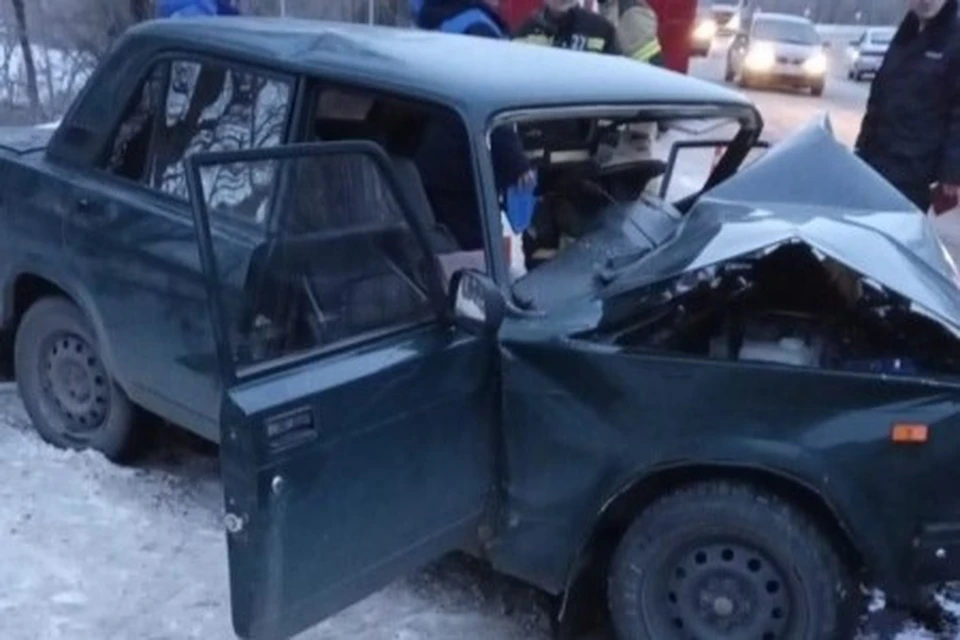 Сотрудники ГИБДД выясняют обстоятельства аварии.
