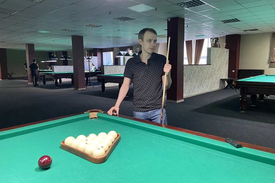 Журналисты Алтайского края учились игре в бильярд