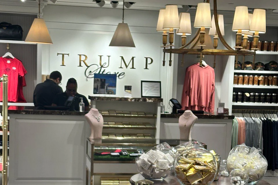 В самом центре Нью-Йорка на пятой авеню находится магазин «Трамп». Фото: Владислав Воробьев