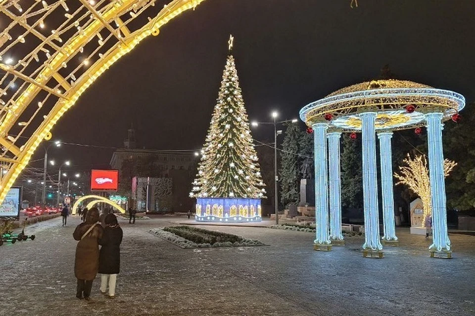 Подрядчик должен убрать с улиц новогодние ели и светящиеся композиции