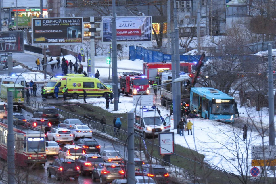 Показала киску на улице