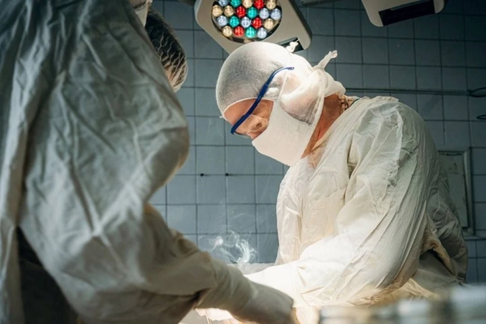 мужчина беседует с доктором. обследование мужчин. врач мужчина. врач мужчина. врач лечащий яички.