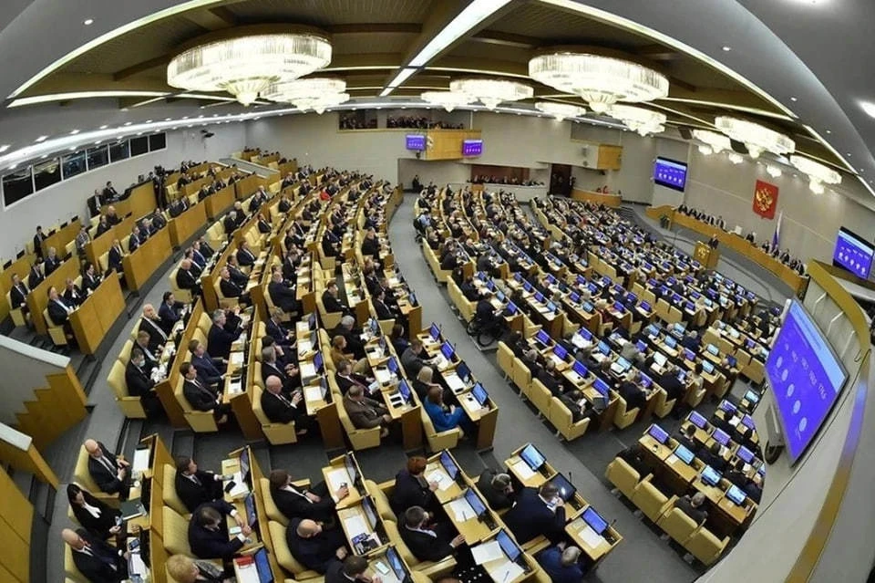 Госдума приняла закон о приостановке срочных контрактов на время военной службы