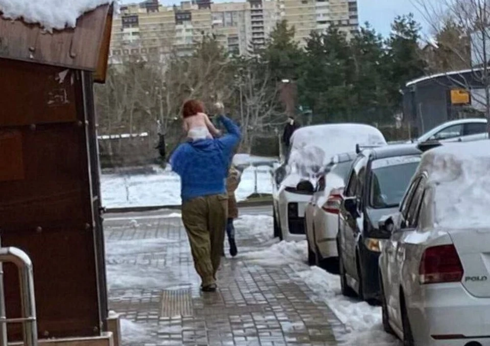 Приверженца нетрадиционных видов закаливания заметили в Краснодаре. Фото: скриншот.