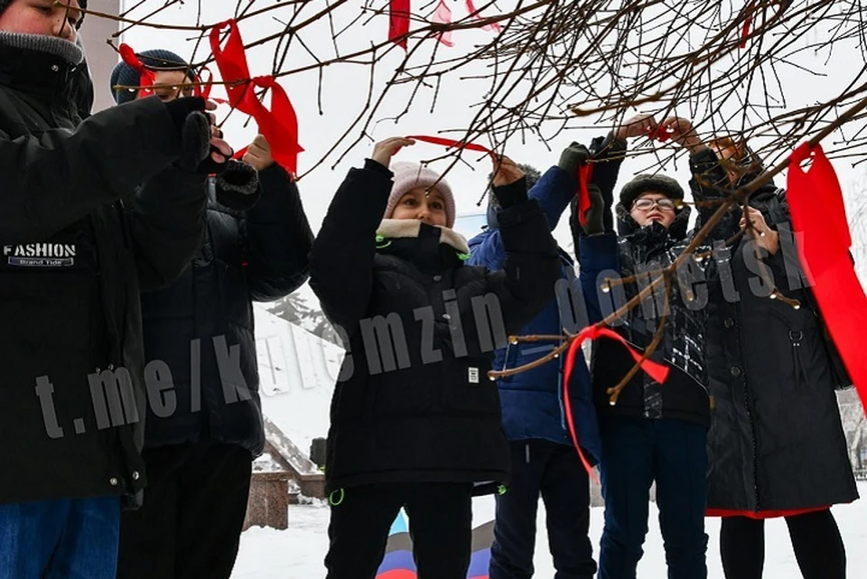 В память о погибших в блокаду ленинградцах жители Донецка повязали алые ленты на «Дерево памяти». Фото: ТГ/Кулемзин